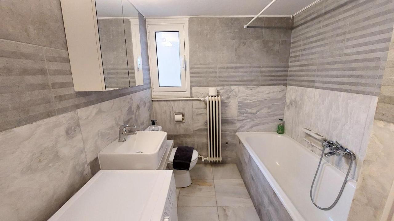 Grand Apartment In Parliament Square Athen Exterior foto