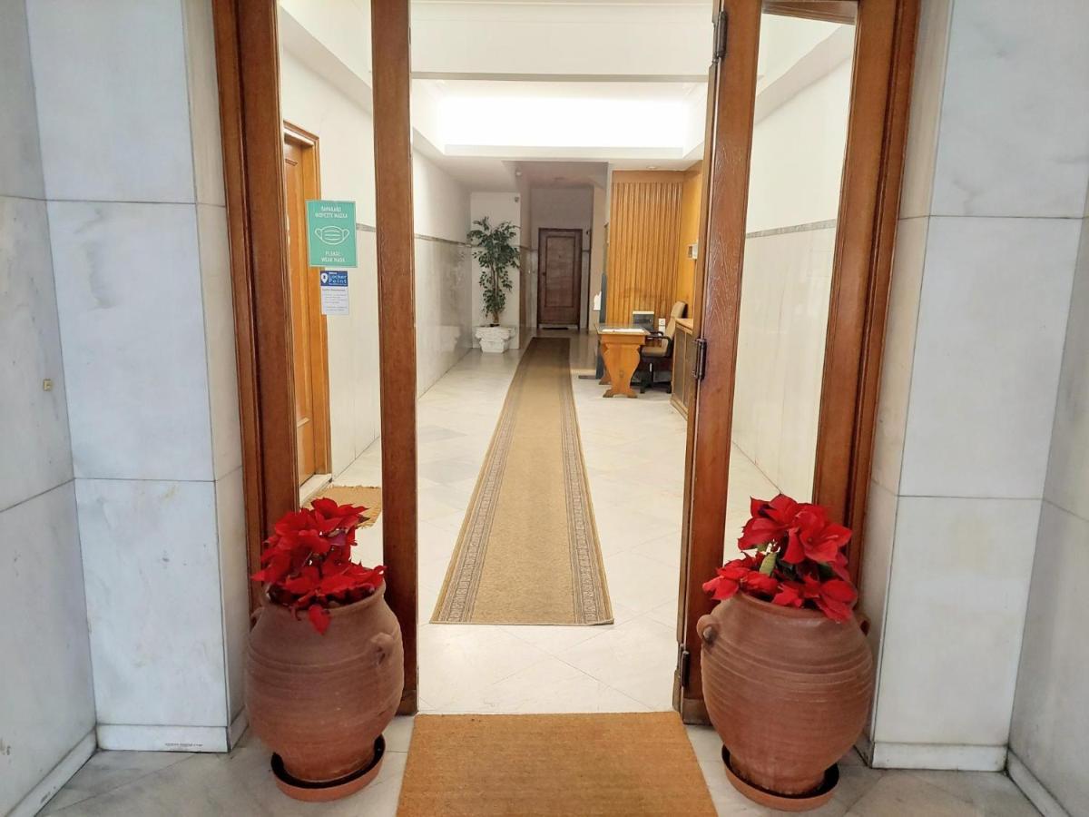 Grand Apartment In Parliament Square Athen Exterior foto