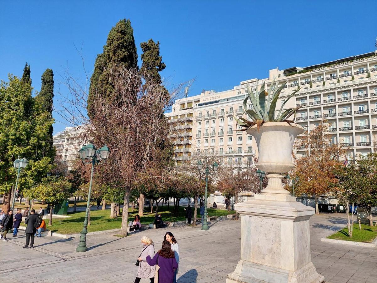 Grand Apartment In Parliament Square Athen Exterior foto